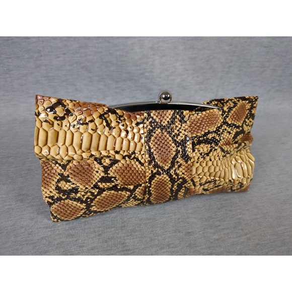 🍭 3/$10 👯‍♀️Host Pick⚡️FREE w/purchase SnakeskinPrint Clutch/Small Purse-w/flaws - Picture 2 of 13